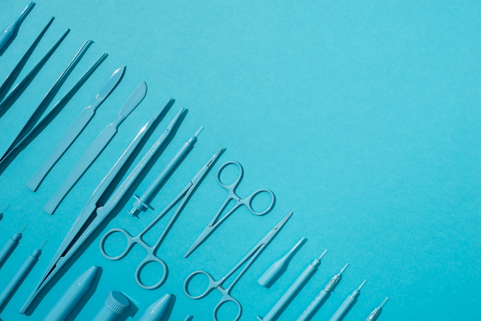 Steril diş kliniği aletleriyle hazırlanan modern blog sayfası görseli