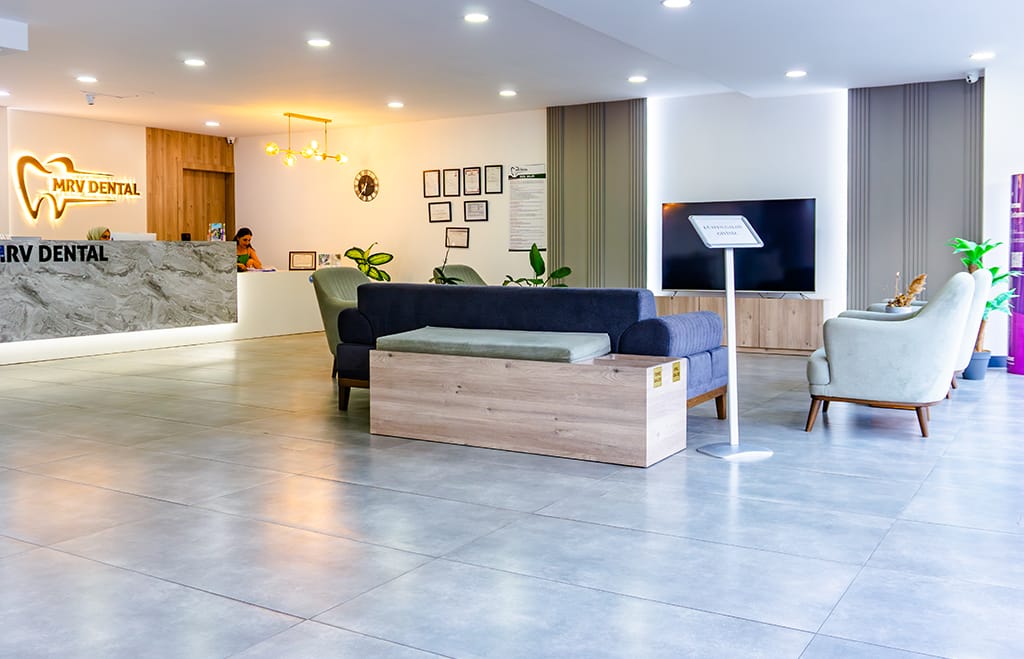 Antalya MRV Dental’in ferah resepsiyon ve hasta bekleme alanı